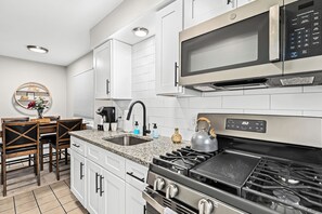 冰箱、微波炉、烤箱、炉灶