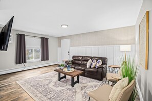 Smart TV - Prime Location! King Bed near Mt. Clemens Downtown (Mount Clemens)