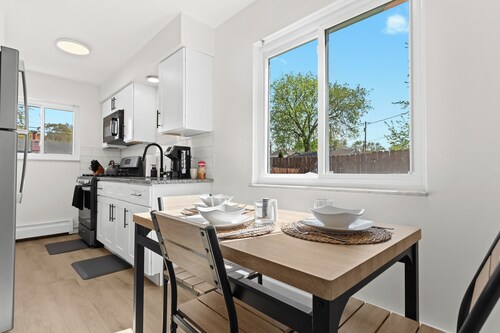 Contemporary 1BR, Fast WiFi, Pet-Friendly