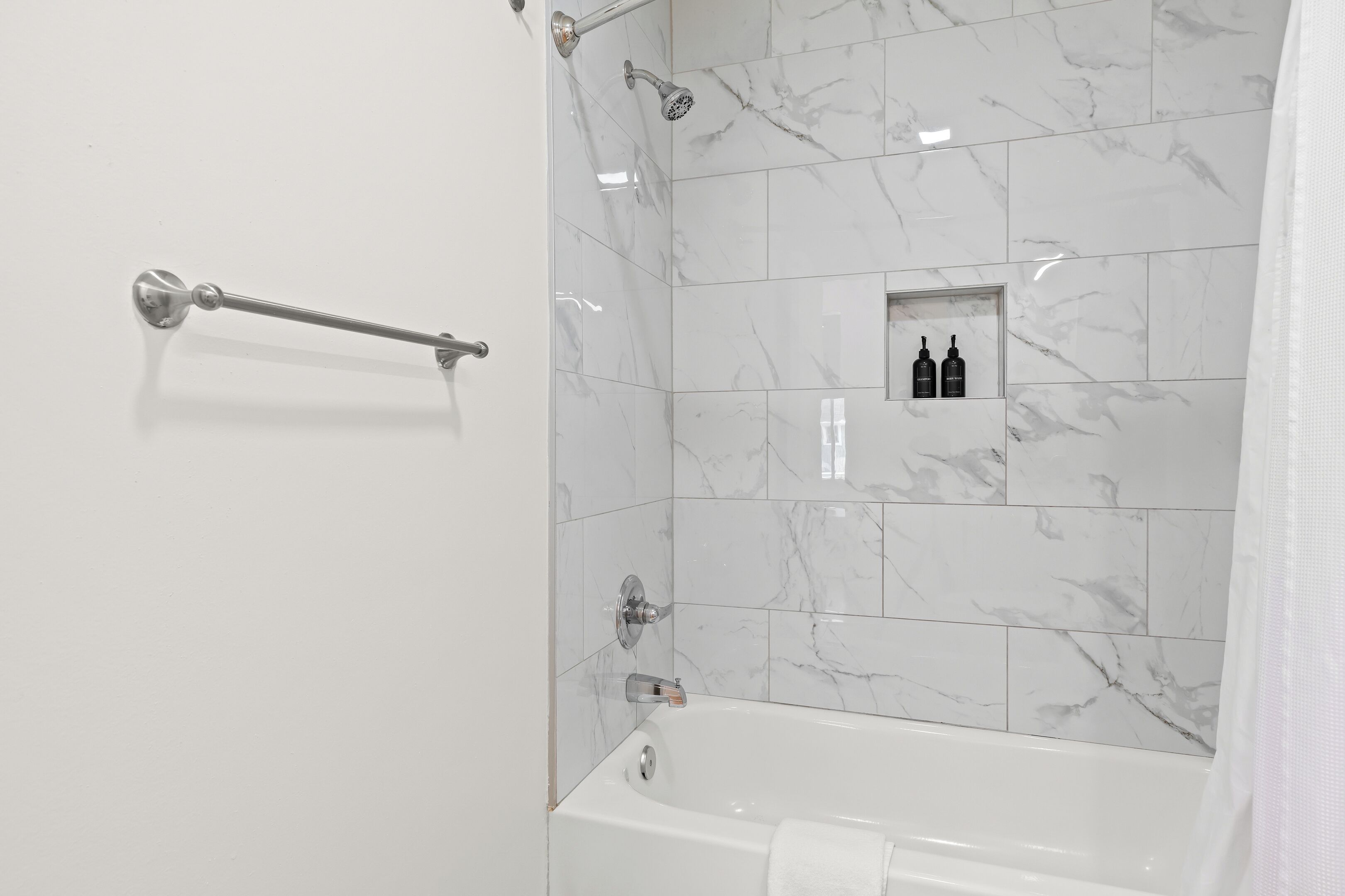 Douche, séchoir à cheveux, serviettes fournies