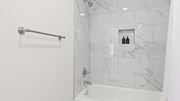 Douche, séchoir à cheveux, serviettes fournies