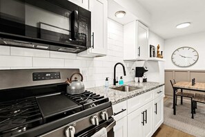 Refrigerador, microondas, horno, placa de cocina