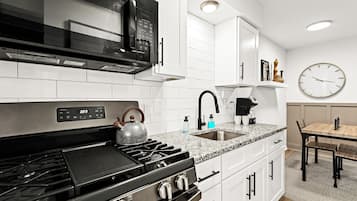 Een koelkast, een magnetron, een oven, een kookplaat