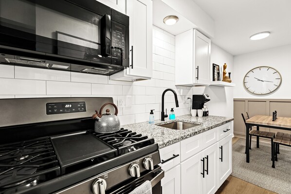 Kühlschrank, Mikrowelle, Ofen, Herdplatte