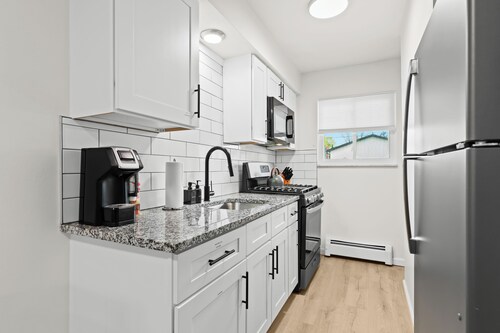 Pet-Friendly 1BR Flat with Dog Park & King Bed