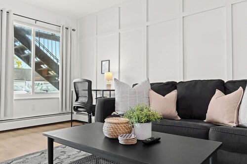 Pet-Friendly 1BR Flat with Dog Park & King Bed