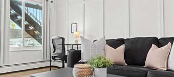 Pet-Friendly 1BR Flat with Dog Park & King Bed