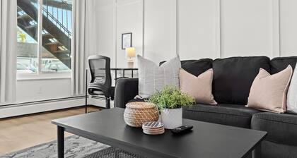 Pet-Friendly 1BR Flat with Dog Park & King Bed