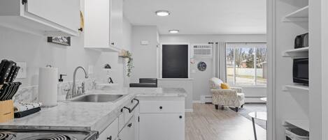 Refrigerador, microondas, horno y parrilla de estufa