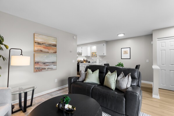 Smart TV, books - Cozy 1BR by Downtown Mt.Clemens | Hollywood Suites (Mount Clemens)