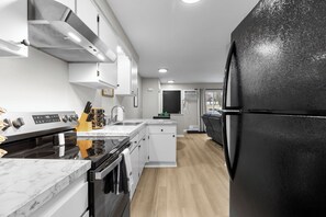 Fridge, microwave, oven, stovetop - Cozy 1BR by Downtown Mt.Clemens | Hollywood Suites (Mount Clemens)