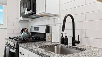 Een koelkast, een microgolfoven, een oven, een kookplaat