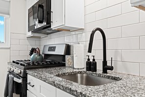 Frigorífico, microondas, horno y placa de cocina