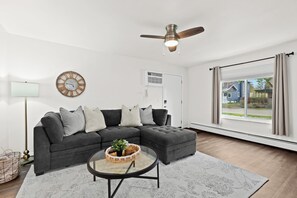 Smart TV - Spacious 2BR Flat | King Bed | Downtown Mt.Clemens (Mount Clemens)