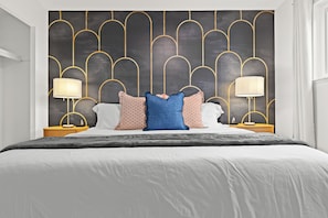 2 bedrooms, desk, iron/ironing board, free WiFi - Spacious 2BR Flat | King Bed | Downtown Mt.Clemens (Mount Clemens)