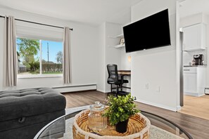 Smart TV - Spacious 2BR Flat | King Bed | Downtown Mt.Clemens (Mount Clemens)