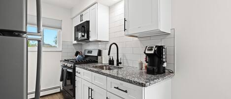 冷蔵庫、電子レンジ、オーブン、コンロ