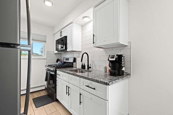 Fridge, microwave, oven, stovetop - Spacious 2BR Flat | King Bed | Downtown Mt.Clemens (Mount Clemens)