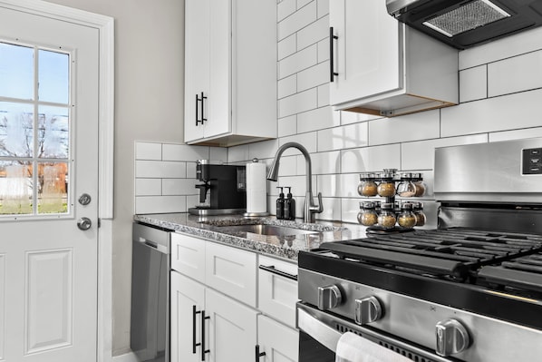 Køleskab, mikrobølgeovn, ovn, kogeplade