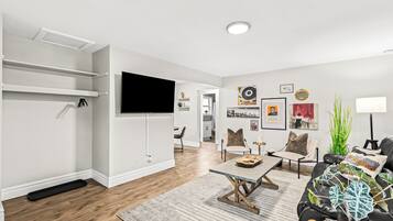 Una Smart TV, un futbolín