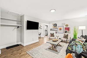 Smart TV, table football - Luxury King Suite | Newly Renovated in Mt. Clemens (Mount Clemens)