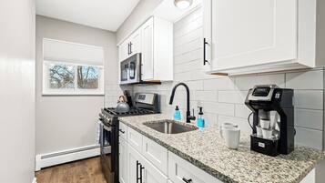 Frigorífico, microondas, horno y placa de cocina