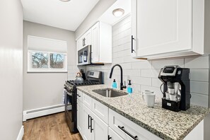 Fridge, microwave, oven, stovetop - Luxury King Suite | Newly Renovated in Mt. Clemens (Mount Clemens)
