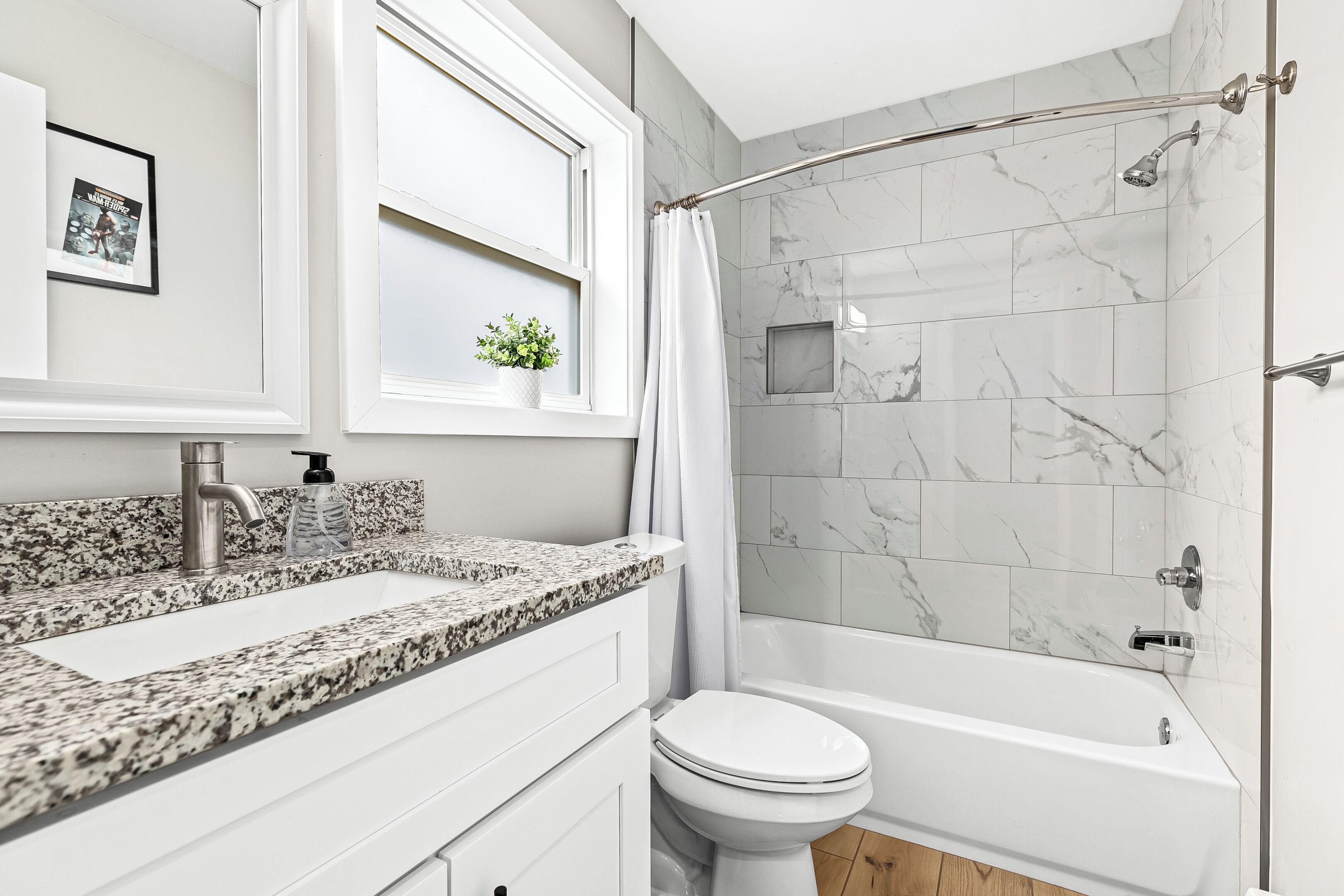 Combined shower/tub, hair dryer, towels