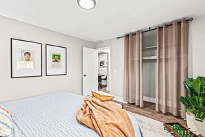 1 dormitorio, escritorio, tabla de planchar con plancha y wifi