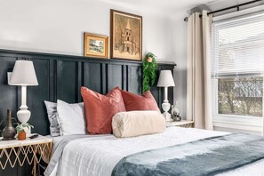 2 habitaciones, escritorio, tabla de planchar con plancha y wifi
