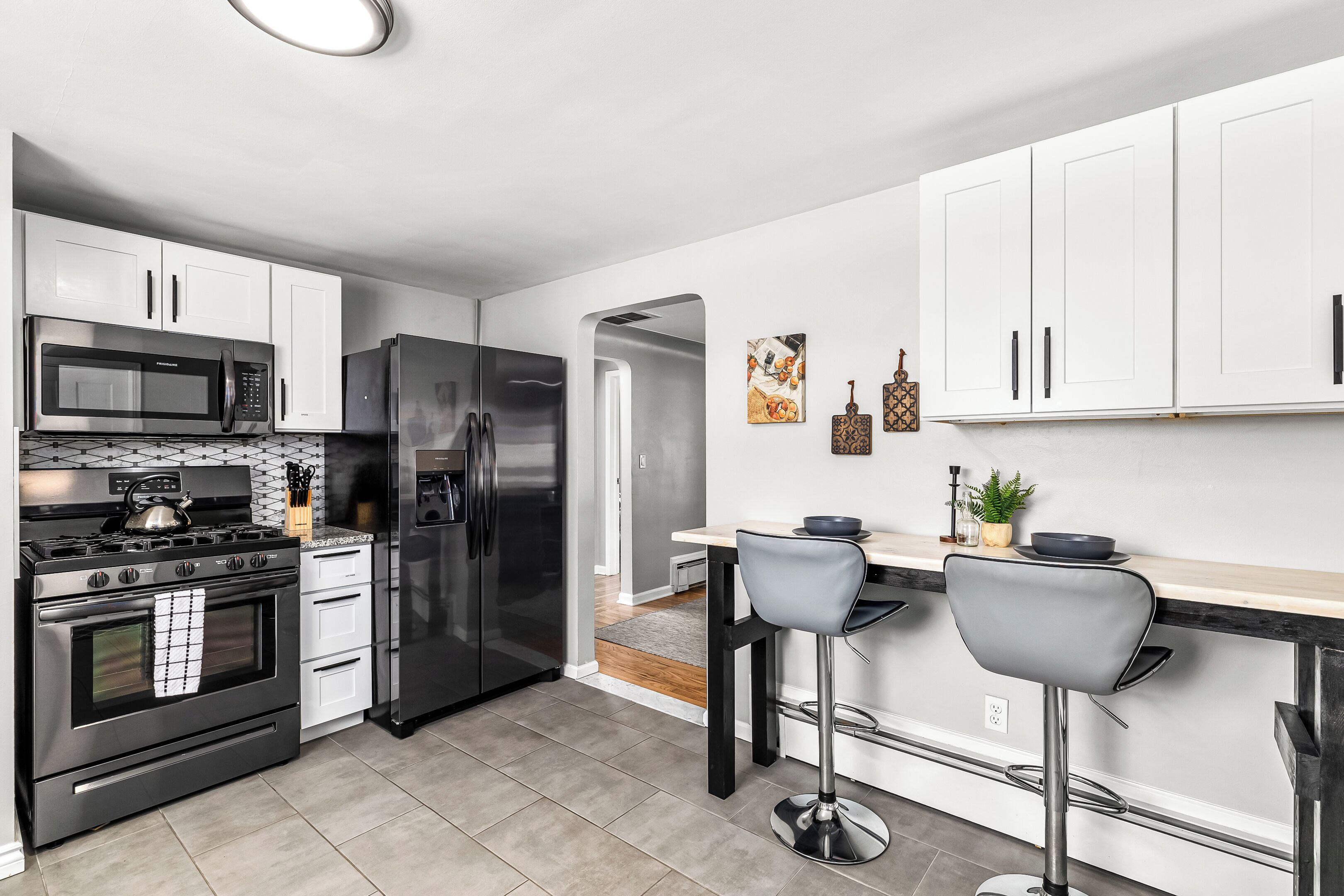 Réfrigérateur, micro-ondes, four, plaque de cuisson