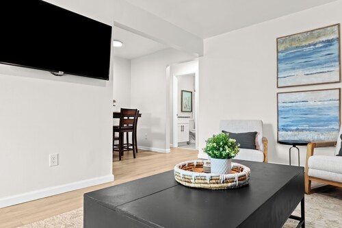 Cozy & Clean 2nd Floor Apt. - King Bed | Workspace