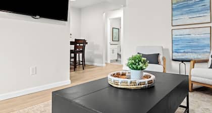 Cozy & Clean 2nd Floor Apt. - King Bed | Workspace