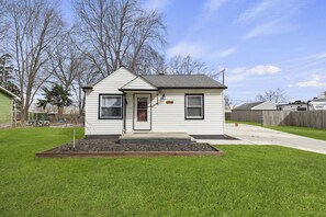 Exterior detail - Great Location! Cozy Home with Huge Backyard (Warren)