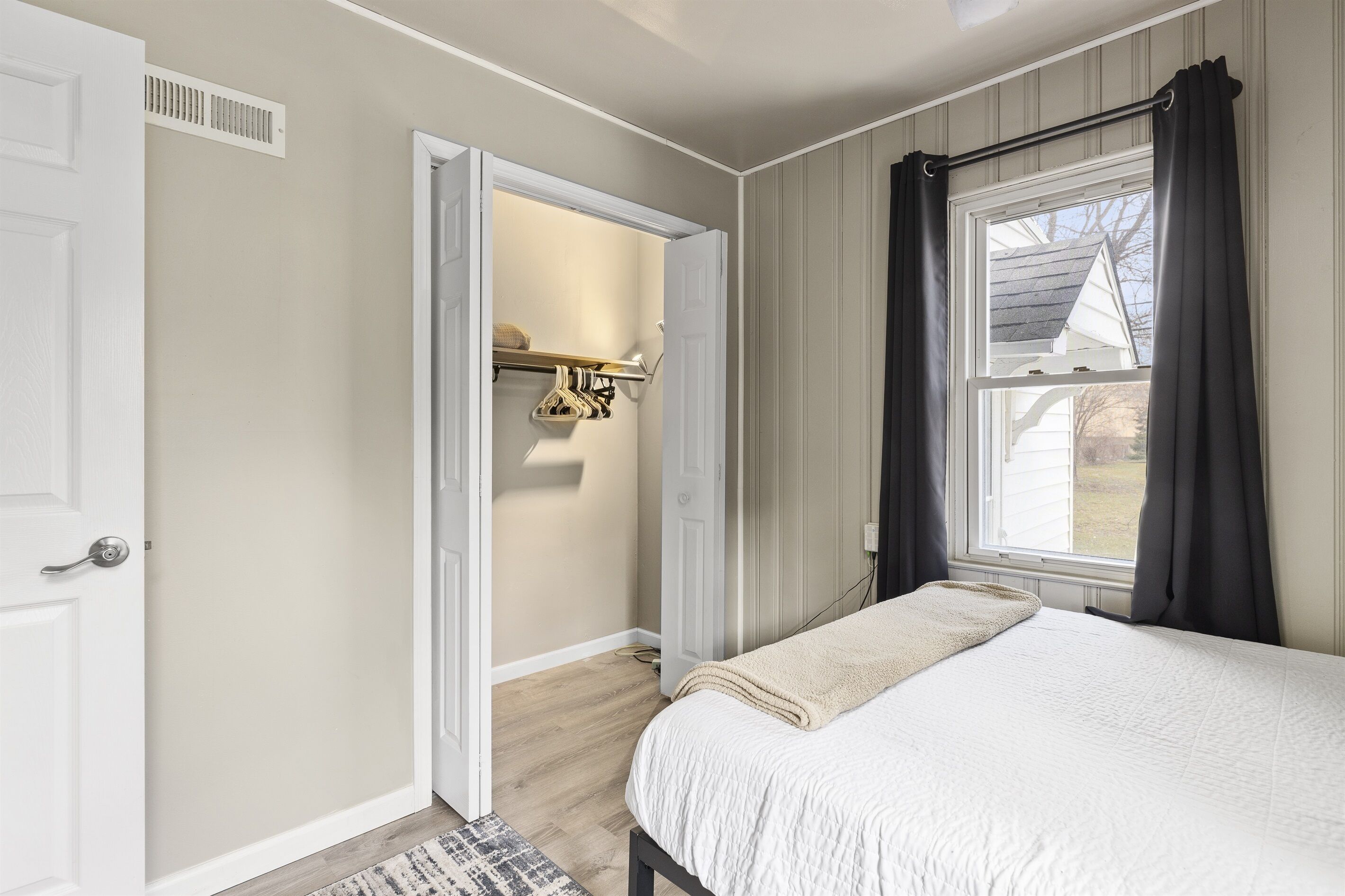 2 habitaciones, tabla de planchar con plancha y wifi gratis 