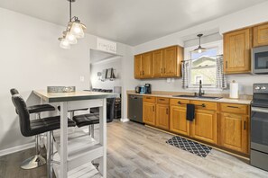 Kühlschrank, Mikrowelle, Ofen, Herdplatte