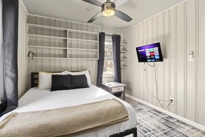 2 bedrooms, iron/ironing board, free WiFi, bed sheets - Great Location! Cozy Home with Huge Backyard (Warren)