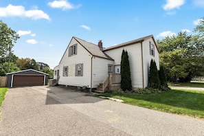 Exterior - Prime Location! 2BR, King Bed w/ Laundry (Warren)