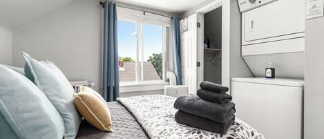 2 dormitoris, escriptori i planxa i posts de planxar