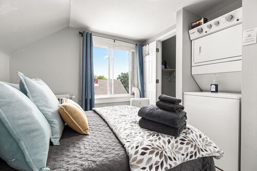Prime Location! 2BR, King Bed w/ Laundry