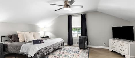 2 makuuhuonetta, työpöytä, silitysrauta/-lauta, vauvan matkasänky