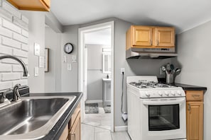 Fridge, microwave, oven, stovetop - Prime Location! 2BR, King Bed w/ Laundry (Warren)