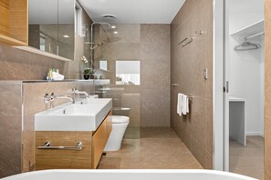 Hair dryer, towels, soap, shampoo - RISE 3 Bedroom Deluxe Ocean Side Apt (Maroochydore)