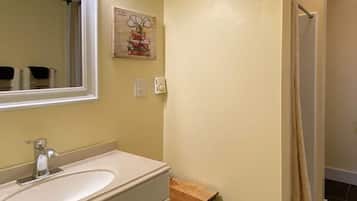 Habitación Deluxe | Baño | Secador de pelo, toallas, jabón y champú