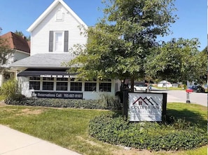 Front of property - College Inn Bed and Breakfast (Marion)