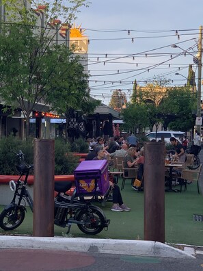 Outdoor dining - Lovely apartment with huge sunny garden in the heart of Yarraville Village. (Yarraville)
