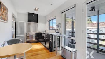 Full-sized fridge, microwave, oven, stovetop