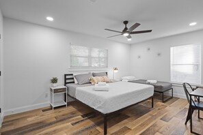 5 bedrooms, desk, iron/ironing board, free WiFi - Modern Spacious min to Downtown/Domain *King Bed* (Austin)