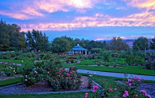 Mtn+City Views | 4BR Firepit FamilyRetreat NearUNR