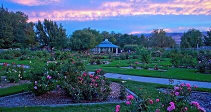 Mtn+City Views | 4BR Firepit FamilyRetreat NearUNR